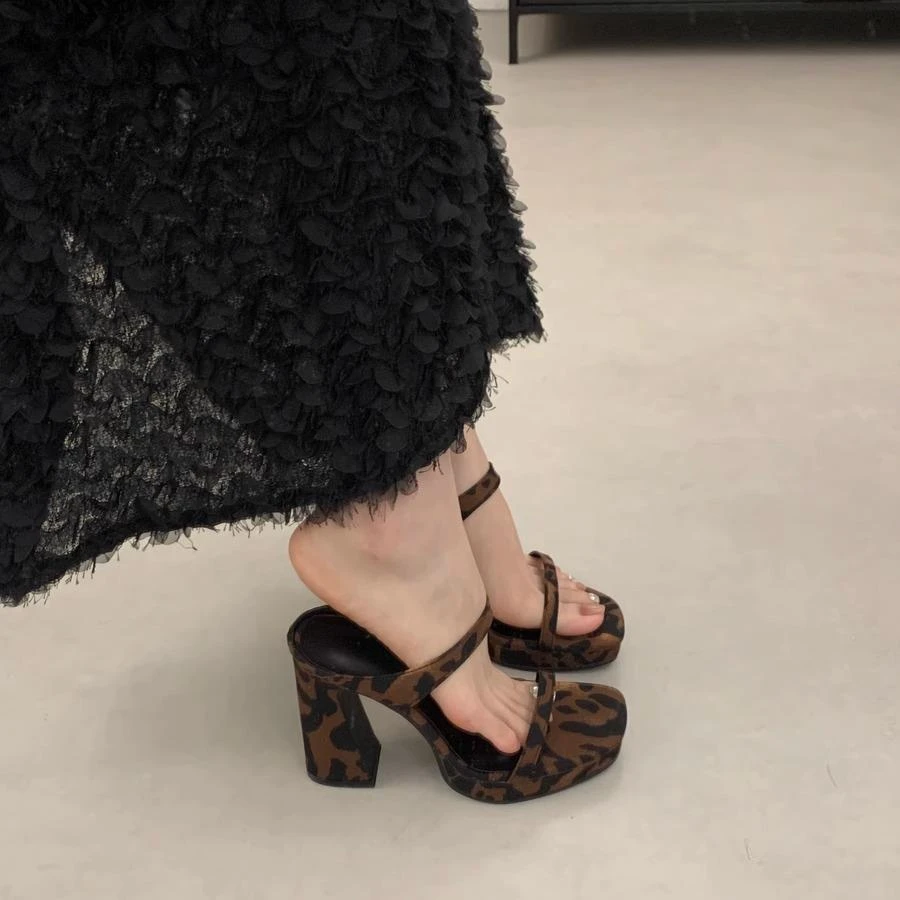 法式气质一字带粗跟露趾凉拖鞋女夏外穿防水台豹纹绝美高跟凉鞋女