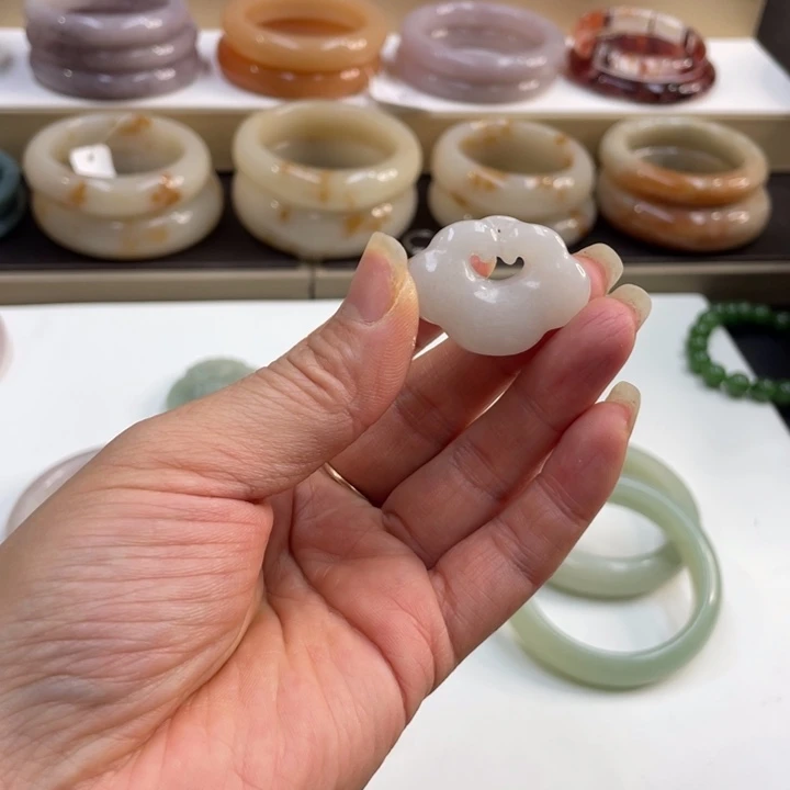 石英质玉颈饰合金