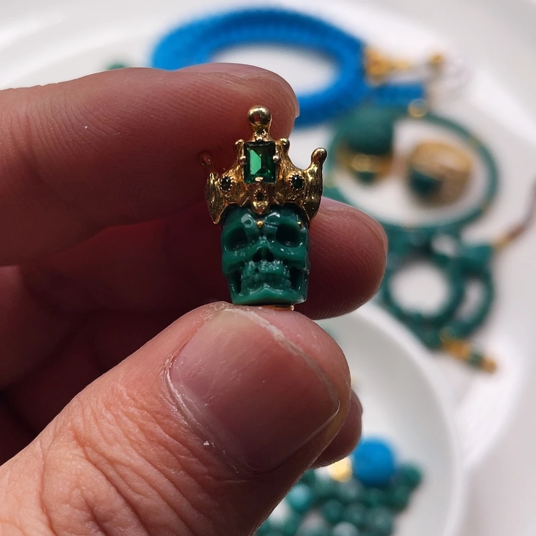 绿松石18K金镶嵌袁威翔加冕骷髅卡8.8