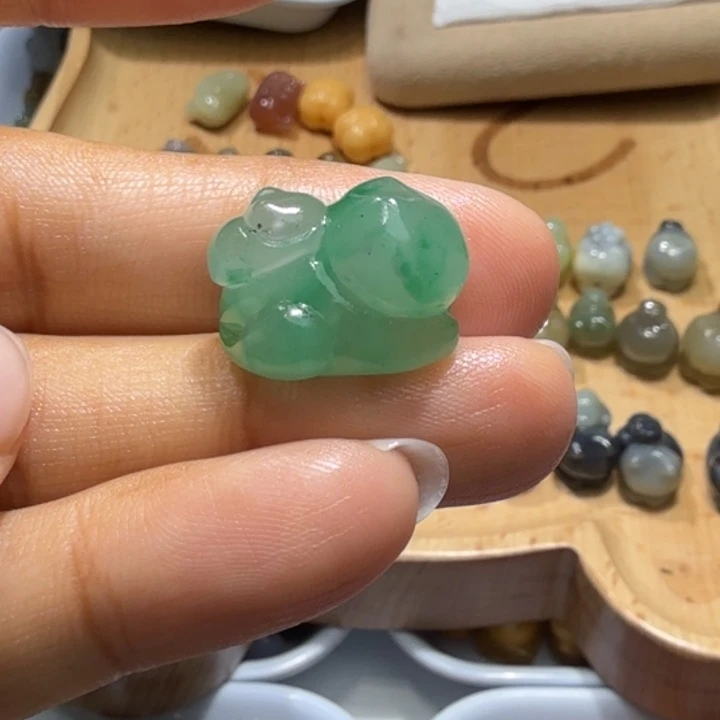 莫***鱼和田玉未镶嵌珠宝半成品