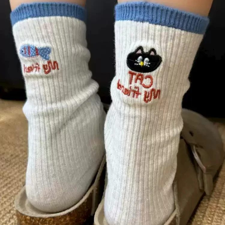 “猫鱼AB款”秋冬季新款拼色针织版小猫小鱼字母中筒袜女kkg