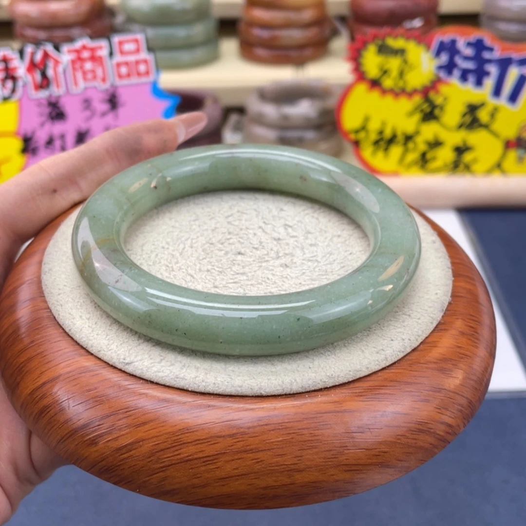 【闪购商品】石英质玉手镯未镶嵌吸***熊