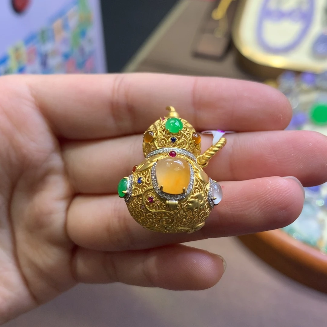 老***姐翡翠18K金镶嵌颈饰翡翠