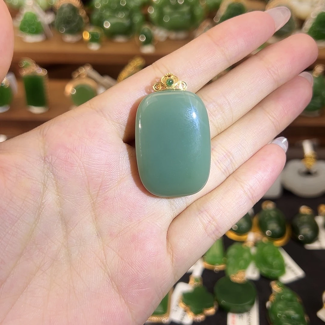 和田玉18K金镶嵌吊坠(不含链)粉青无事牌33mm
