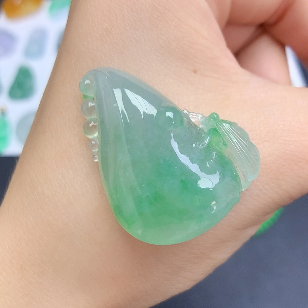 翡翠未镶嵌颈饰一鸣惊人
