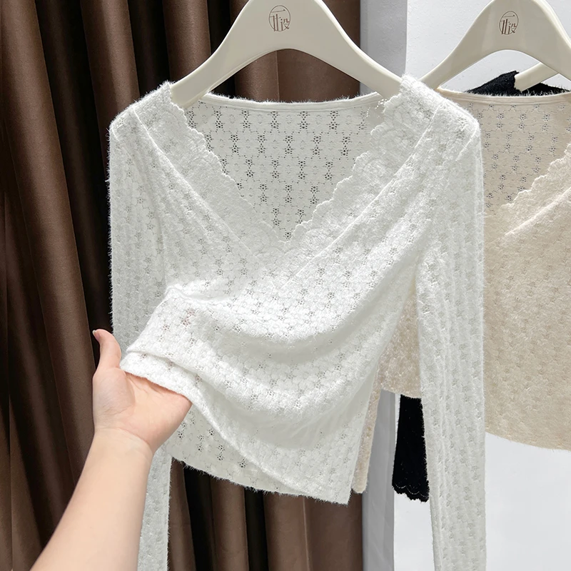柔软亲肤法式磨毛蕾丝T恤2025秋季新款洋气V领修身镂空内搭上衣