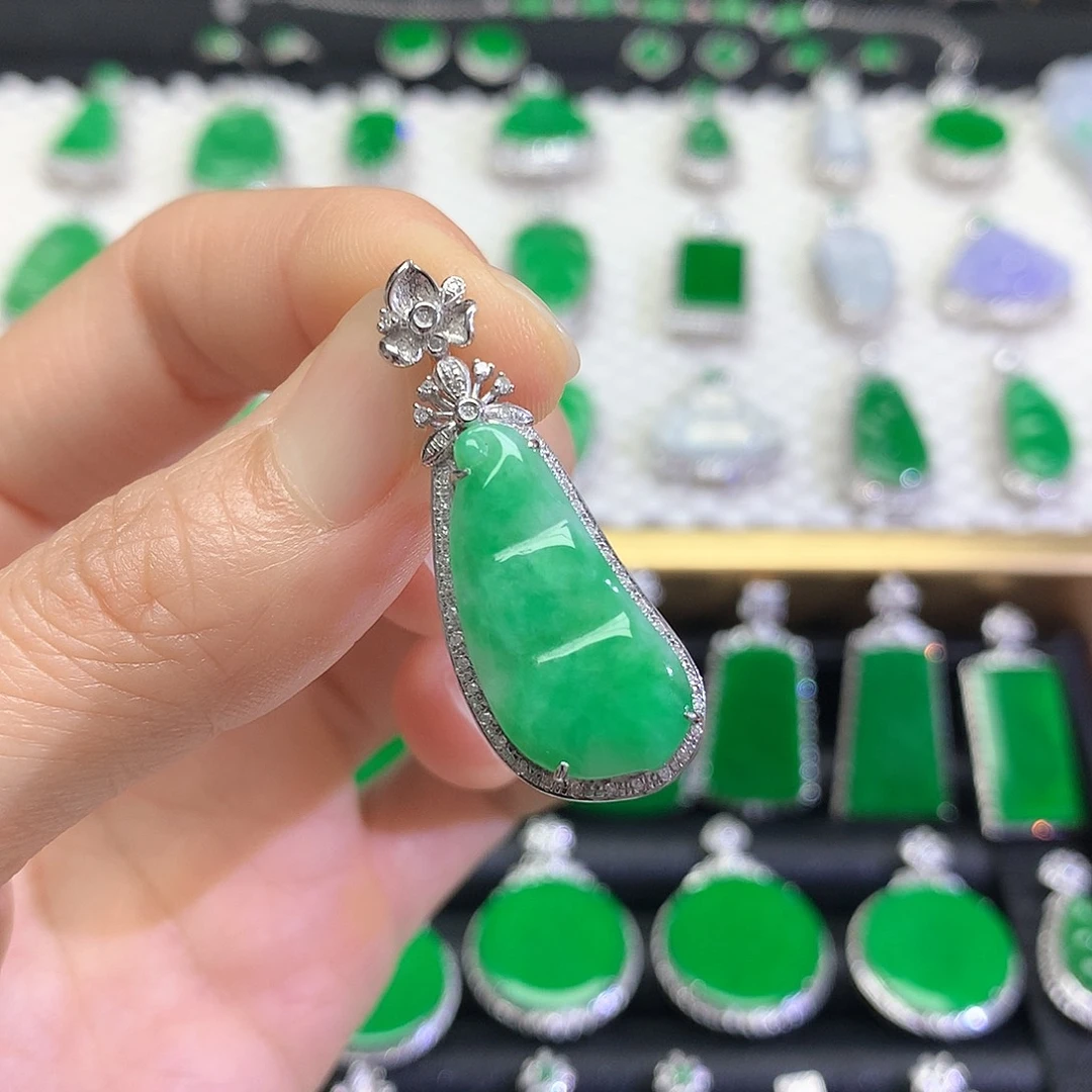 颈饰18K金镶嵌翡翠吊坠