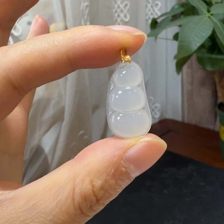 翡翠18K金镶嵌颈饰福豆