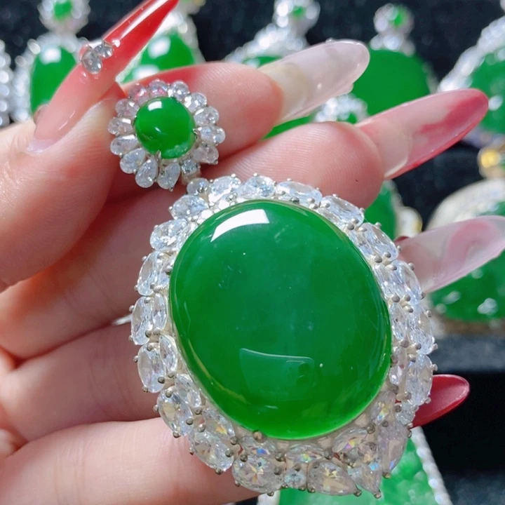 翡翠颈饰银S925镶嵌18。