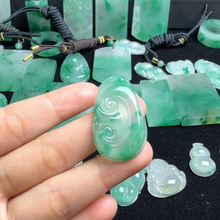 石英质玉未镶嵌颈饰