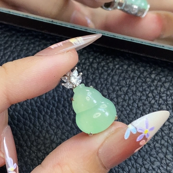 翡翠银S925镶嵌颈饰甜绿葫芦