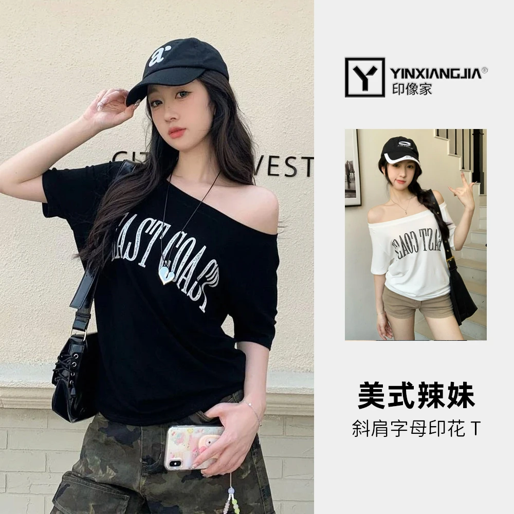 印像家美式辣妹斜肩短袖t恤女2025新款宽松字母印花露肩上衣