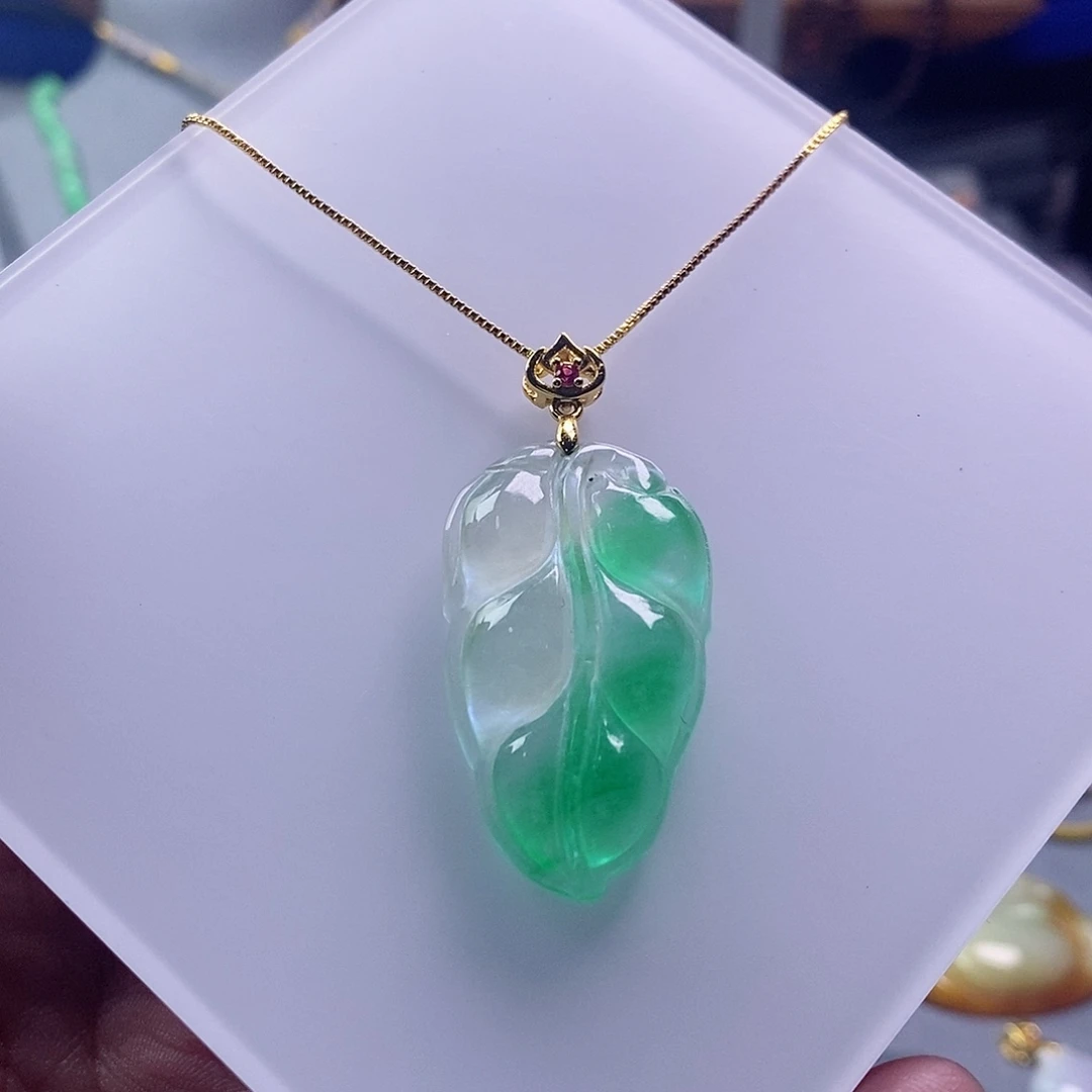 翡翠未镶嵌吊坠(赠链)