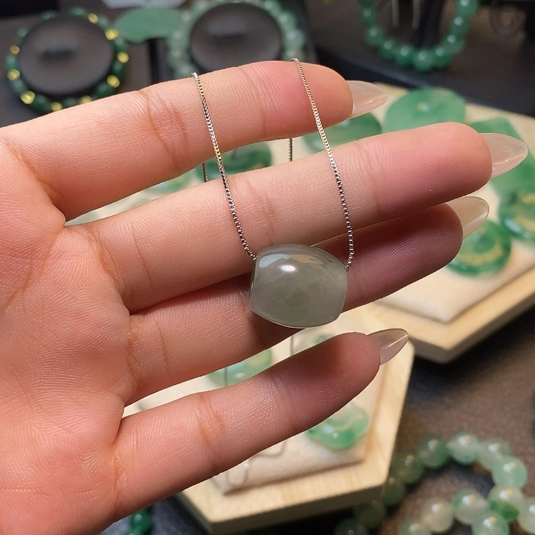 石英质玉未镶嵌颈饰