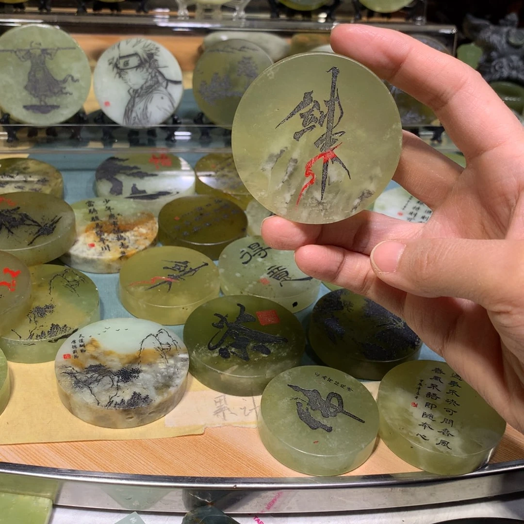 蛇纹石玉合金镯心雕刻