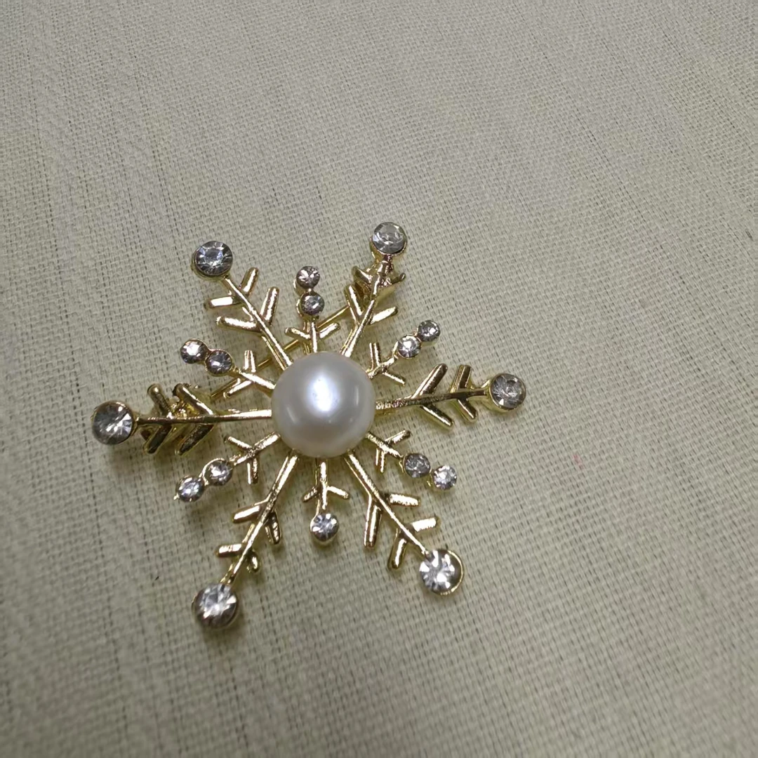 雪花胸针气质时尚