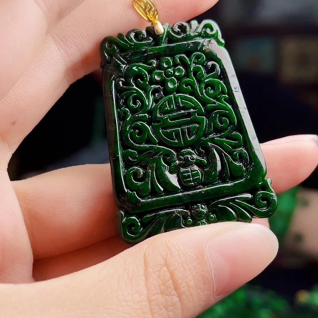 颈饰18K金镶嵌翡翠多样性