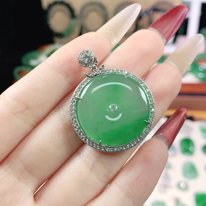 石英质玉（非洲翠）未镶嵌颈饰