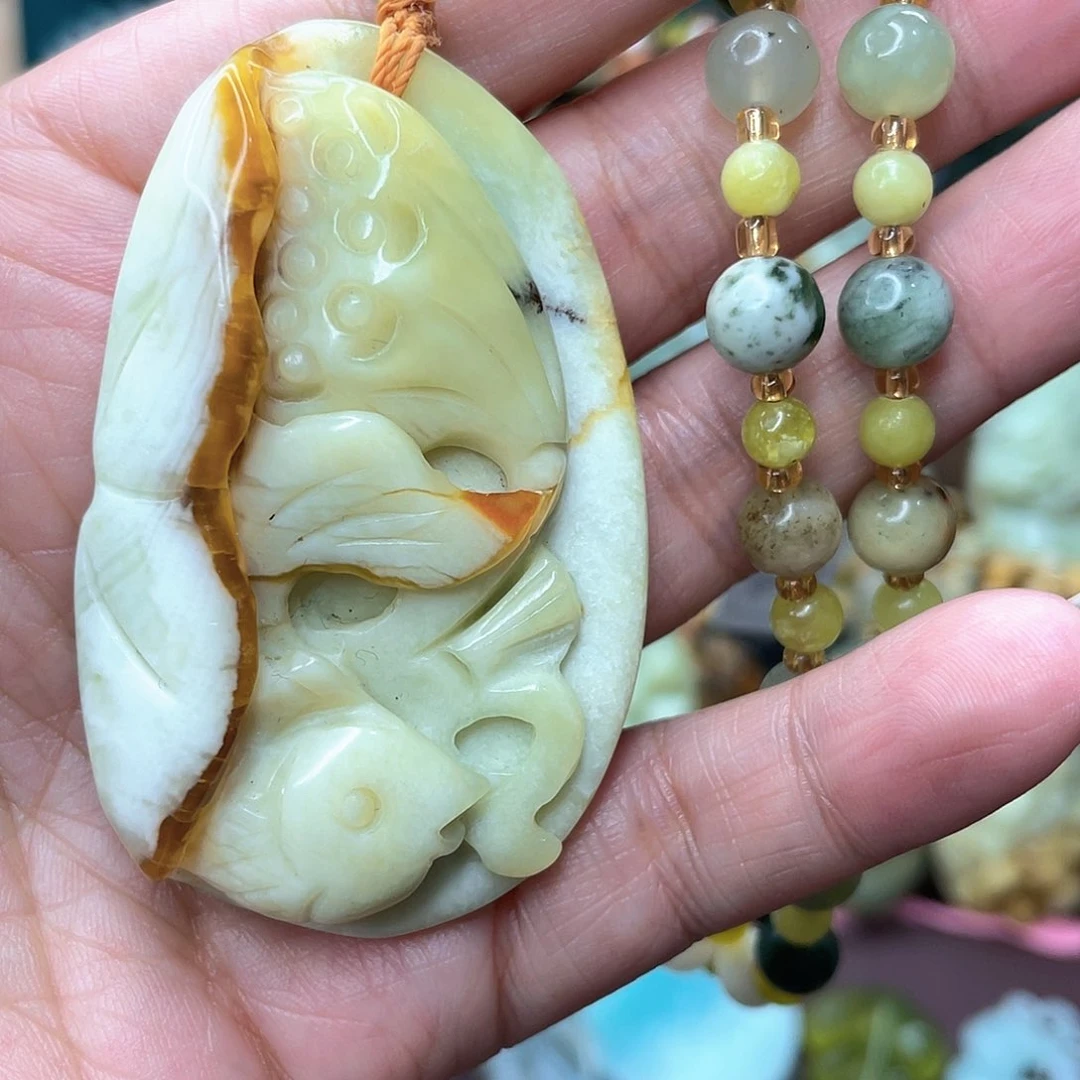 蛇纹石玉颈饰未镶嵌
