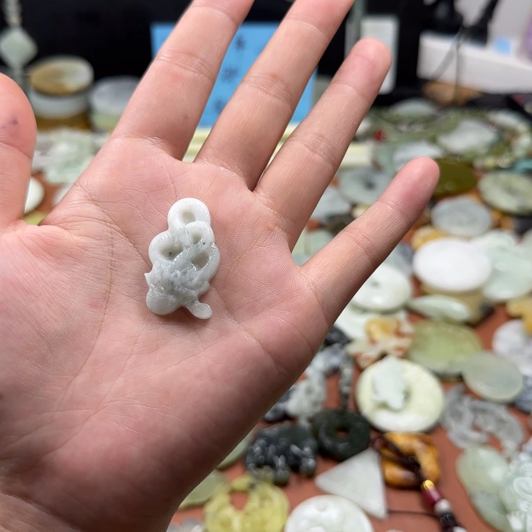 羽***末蛇纹石玉未镶嵌颈饰莲花蛇