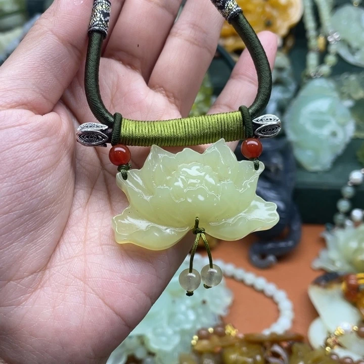 蛇纹石玉吊坠合金