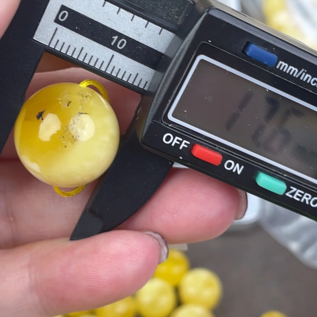 未镶嵌琥珀裸石微瑕420