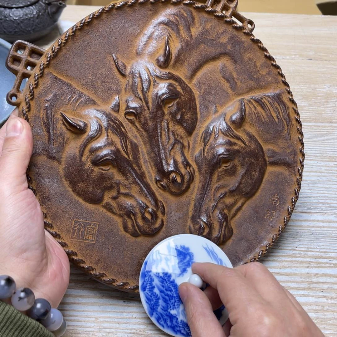 瓷片日*密密麻麻地排列着一个