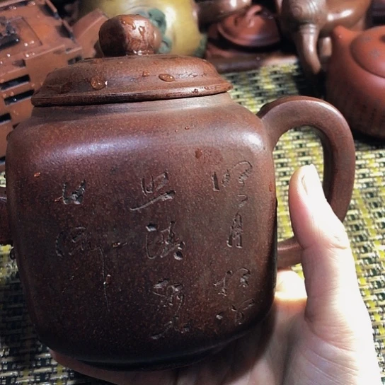 紫砂茶壶原矿泥料手工制作的紫砂壶。