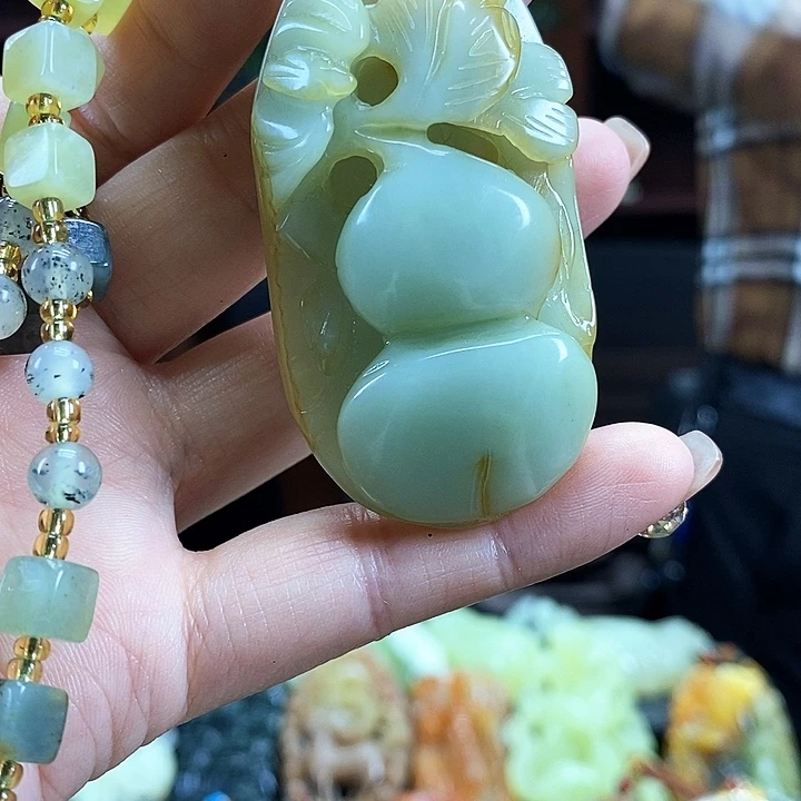 蛇纹石玉吊坠未镶嵌