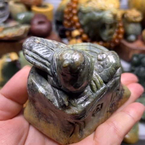 未镶嵌岫岩河磨玉（透闪石质玉）把件