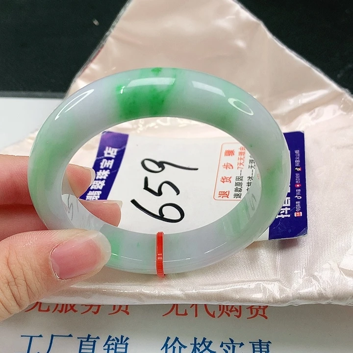 翡翠手镯未镶嵌翡翠