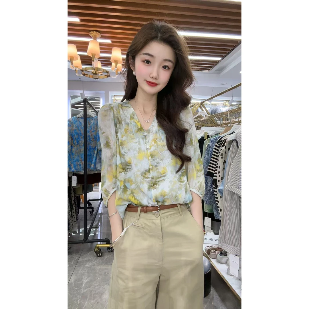 504305 2025新款温柔大方V领七分袖小衫