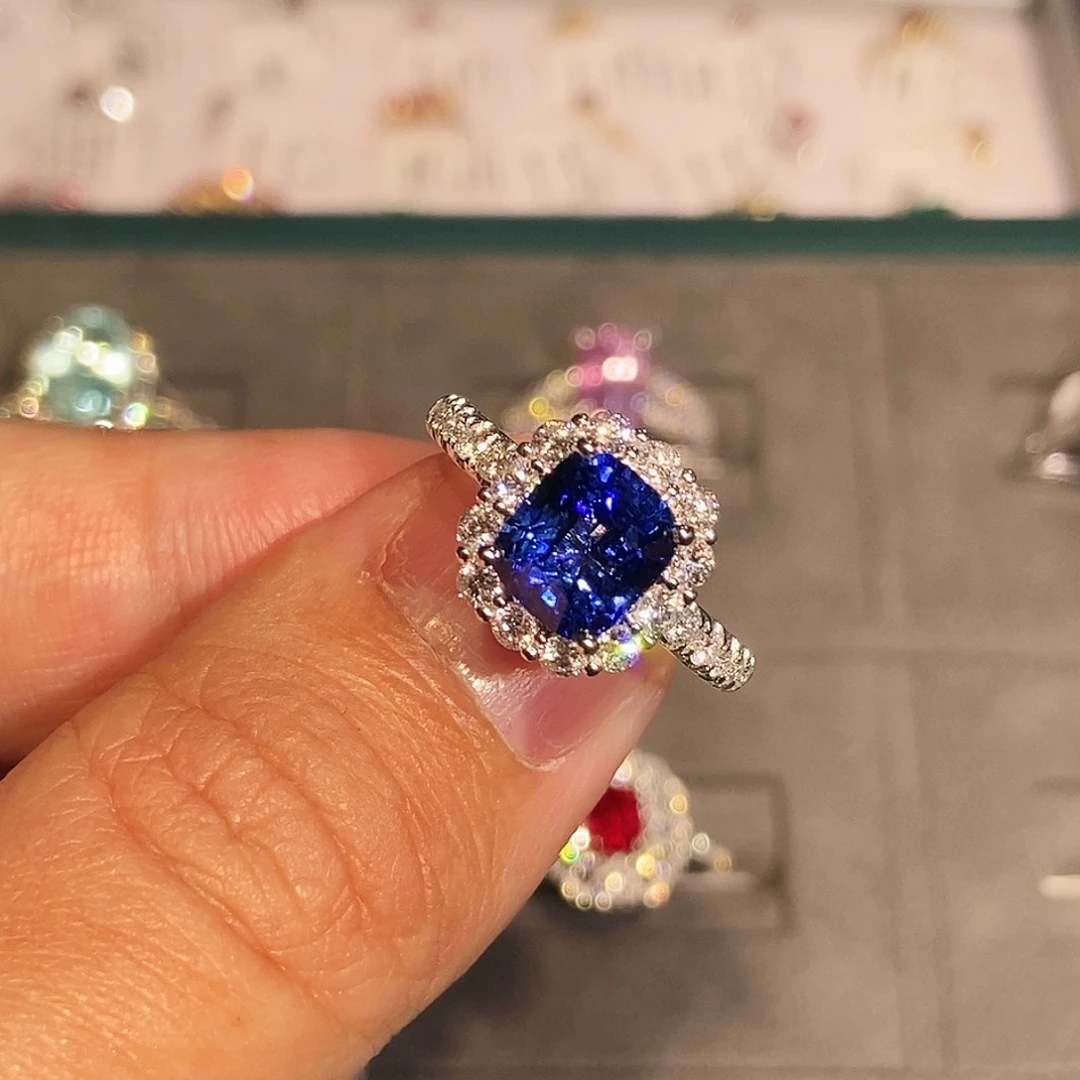 戒指18K金镶嵌蓝宝石3.02克拉