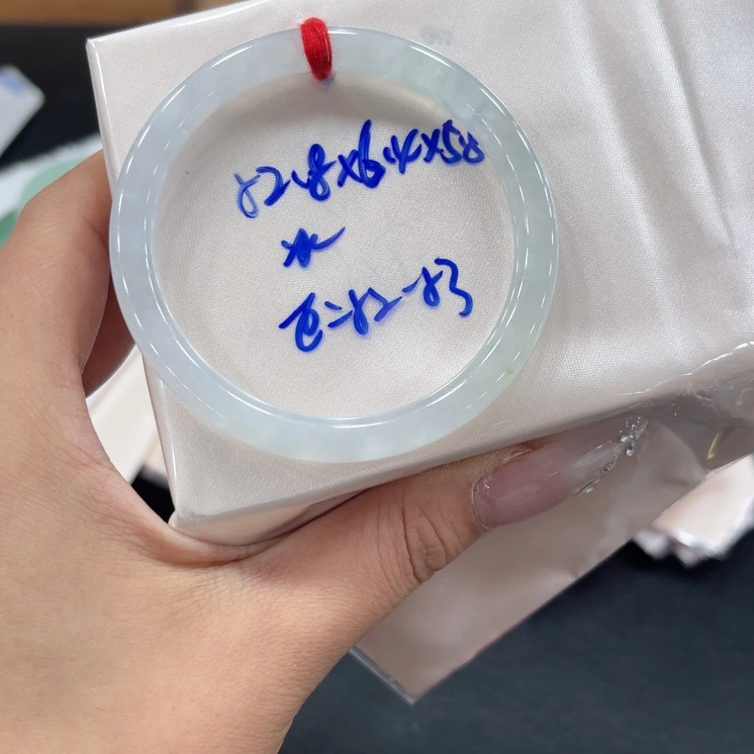 翡翠手镯未镶嵌翡翠