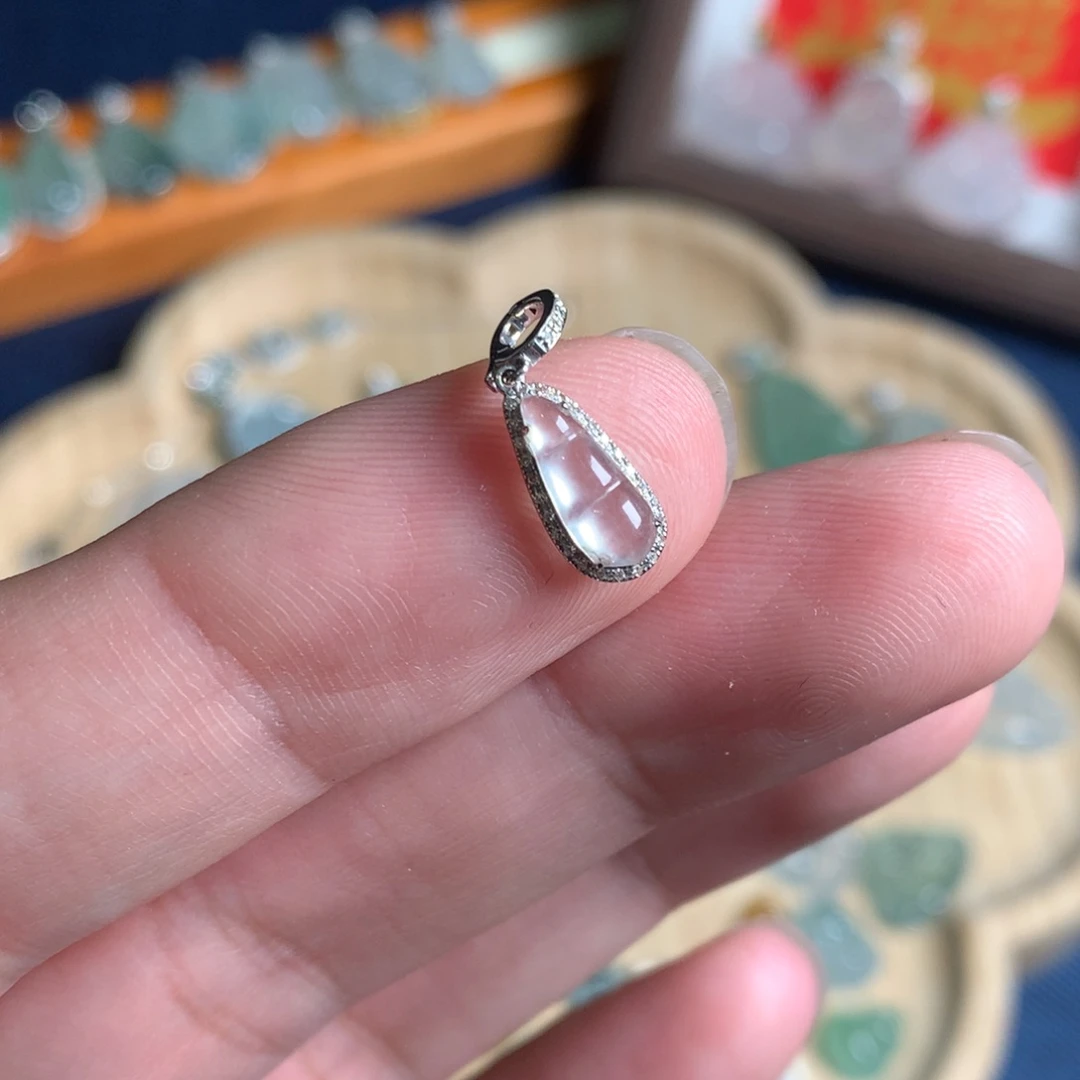 初***雨翡翠18K金镶嵌颈饰豆子