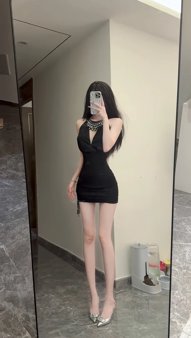 重工镶钻镂空挂脖连衣裙贵气感纯欲辣妹性感气质显瘦修身包臀短裙
