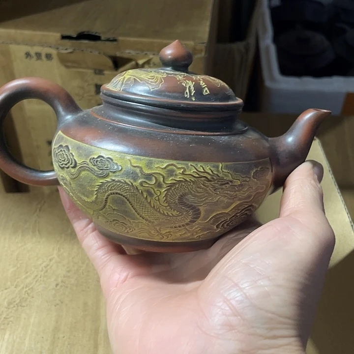 茶壶紫砂原矿泥料，手工制作的一把紫砂壶。