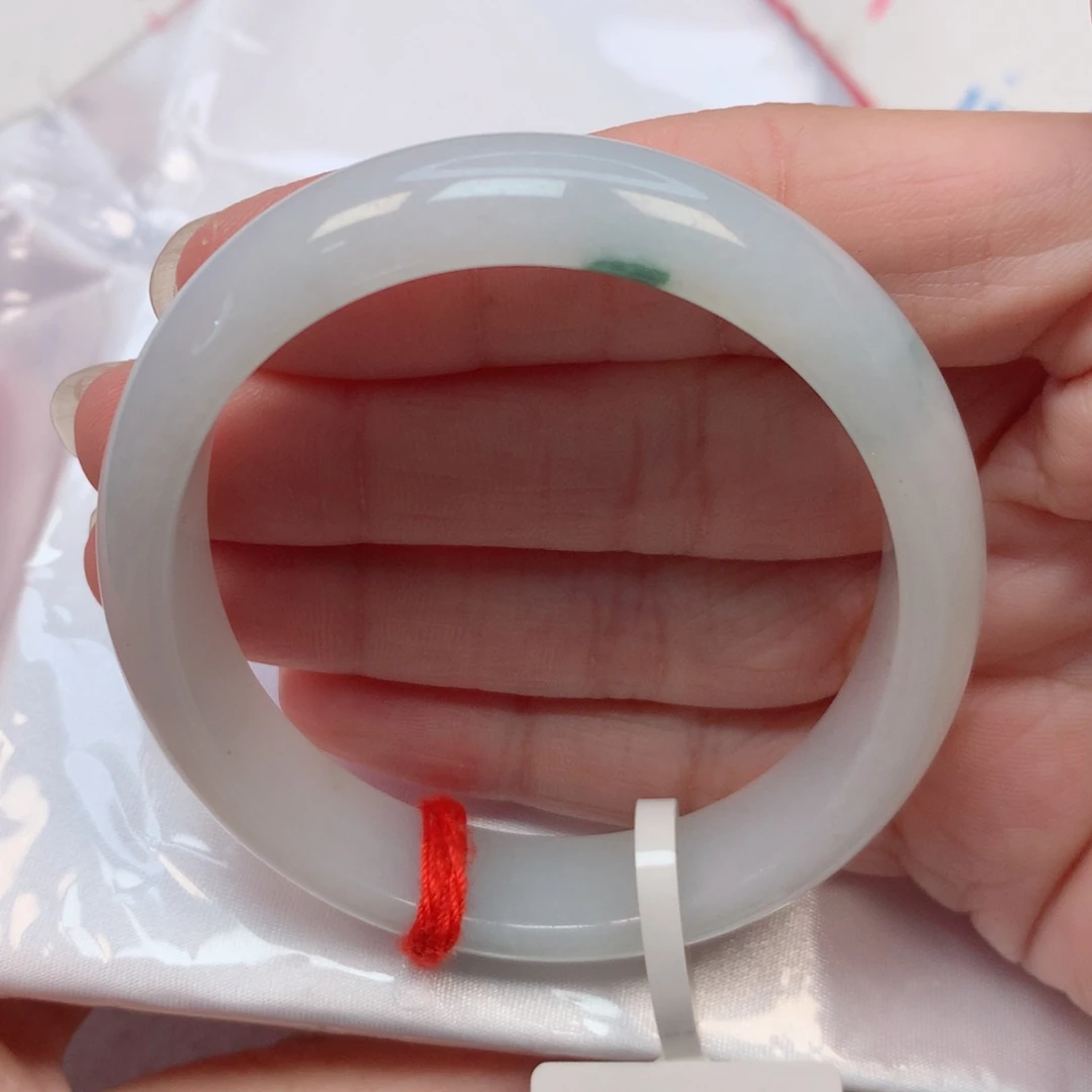 翡翠手镯未镶嵌56贵妃 牛奶底飘点绿花