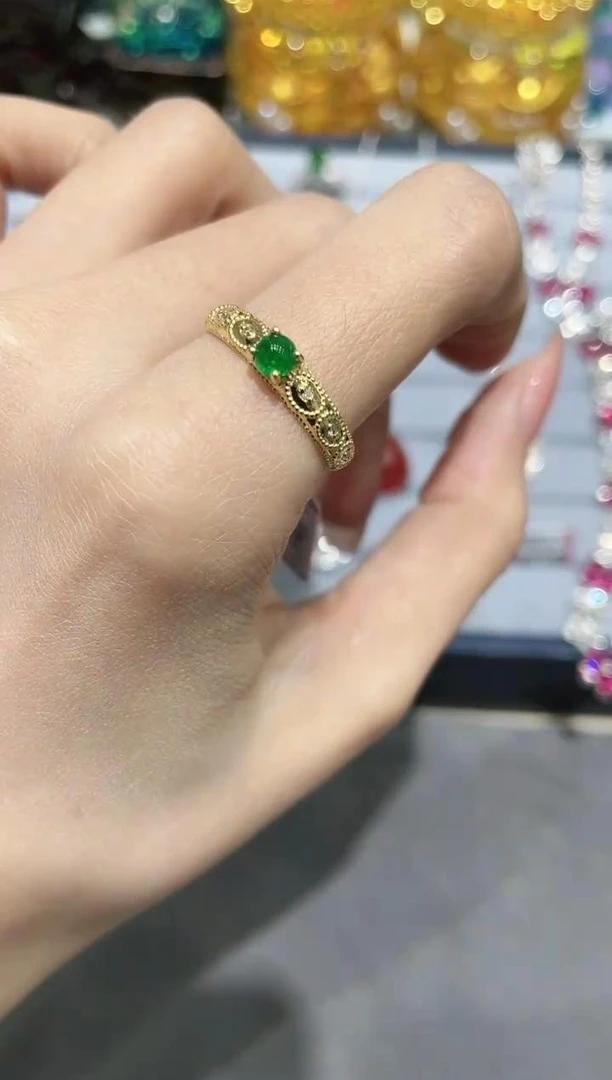 18K金镶嵌天然祖母绿戒指