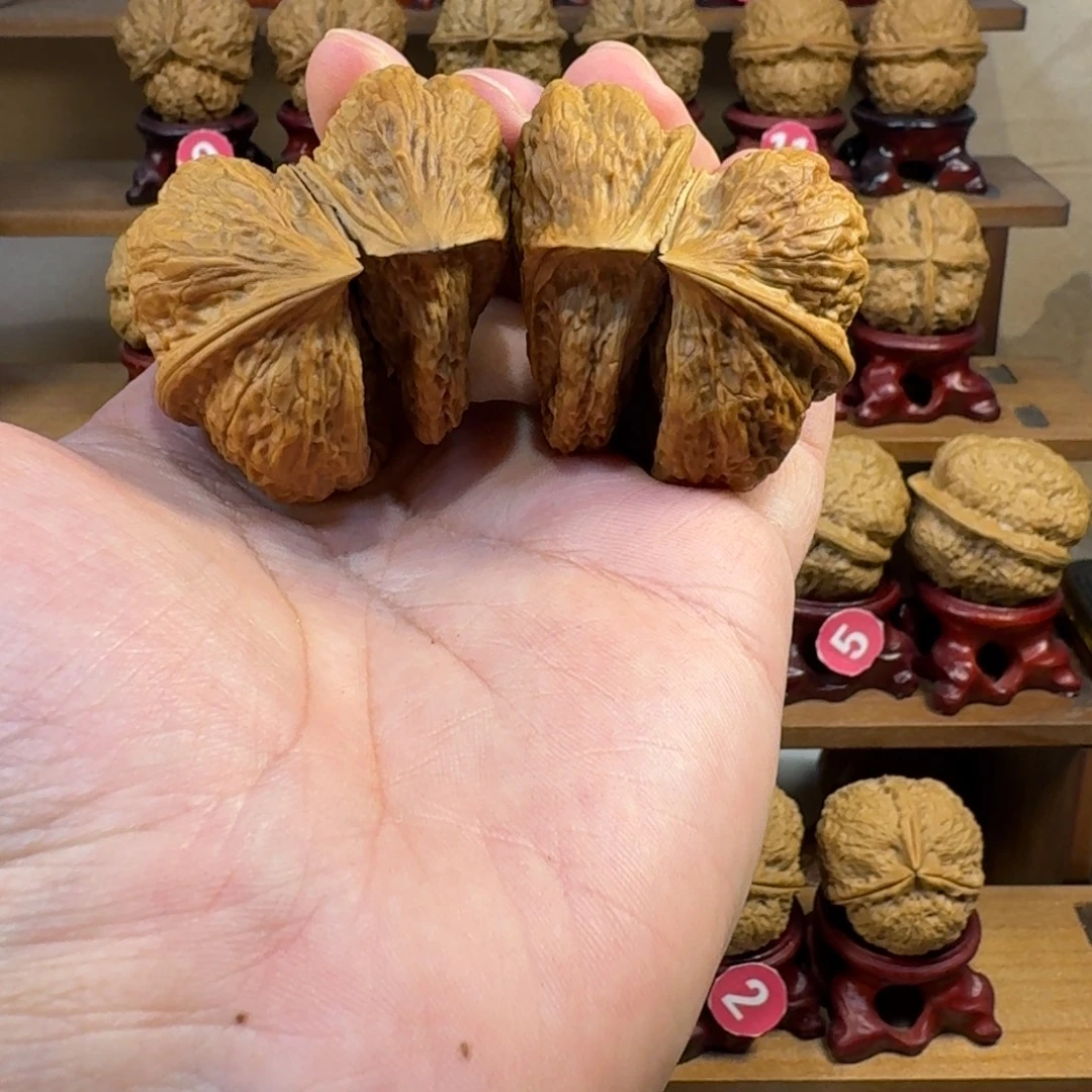 铁核桃把件异形两连体半壁江山