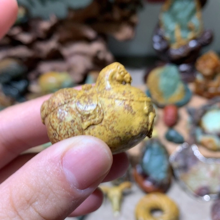 未镶嵌岫岩河磨玉（透闪石质玉）把件