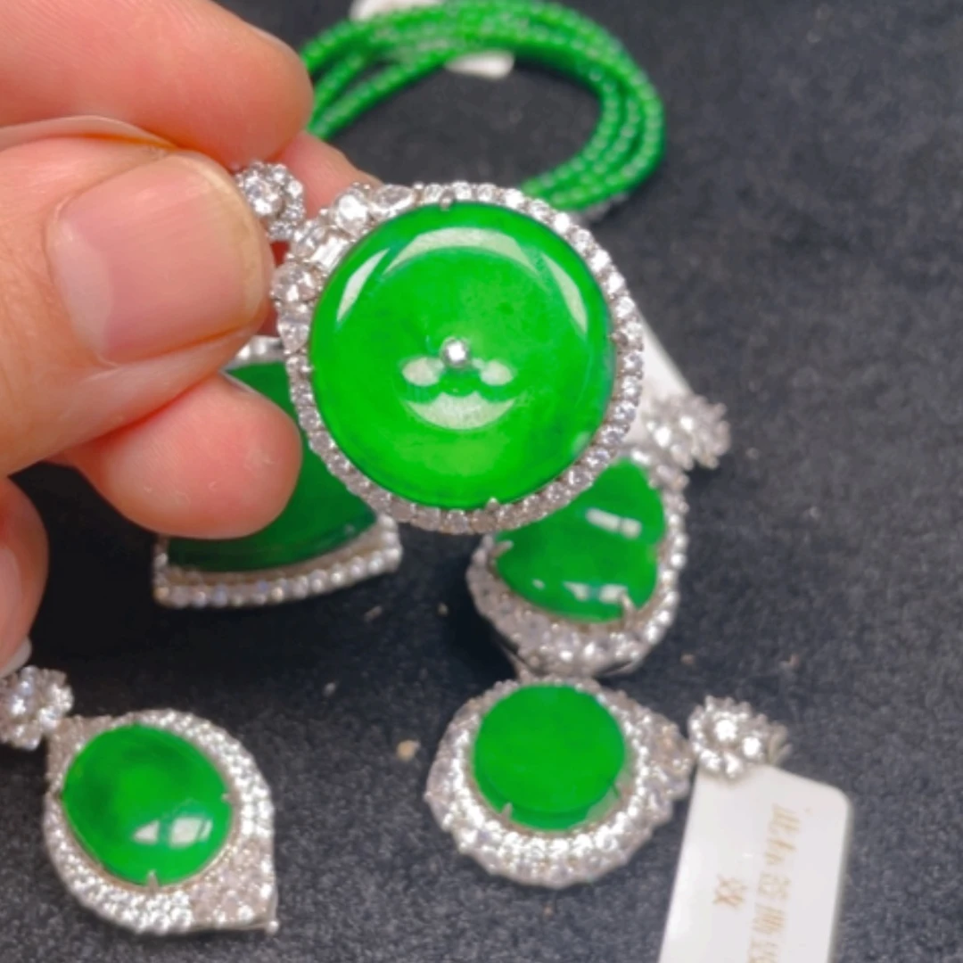 【闪购商品】颈饰银S925镶嵌翡翠吊坠