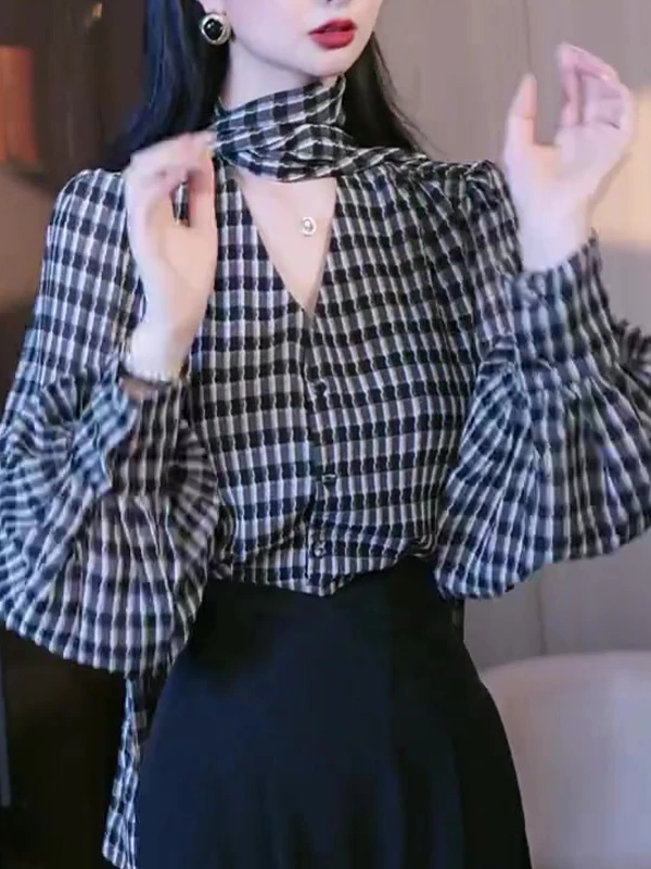 法式复古轻奢V领设计衬衫女秋季新款高级感独特别致通勤气质穿搭