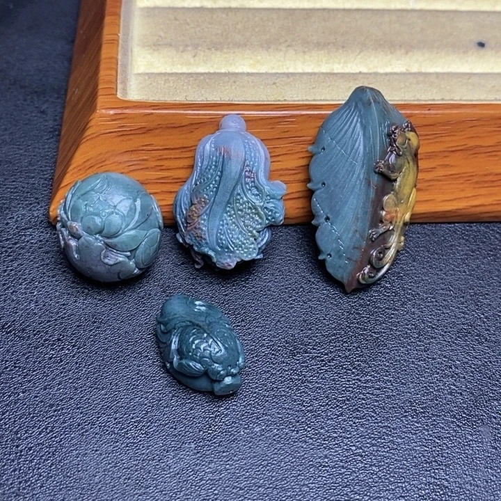 四川天然大凉山苏工雕刻稀有色蓝色荷花金鱼白菜叶子吊坠挂件
