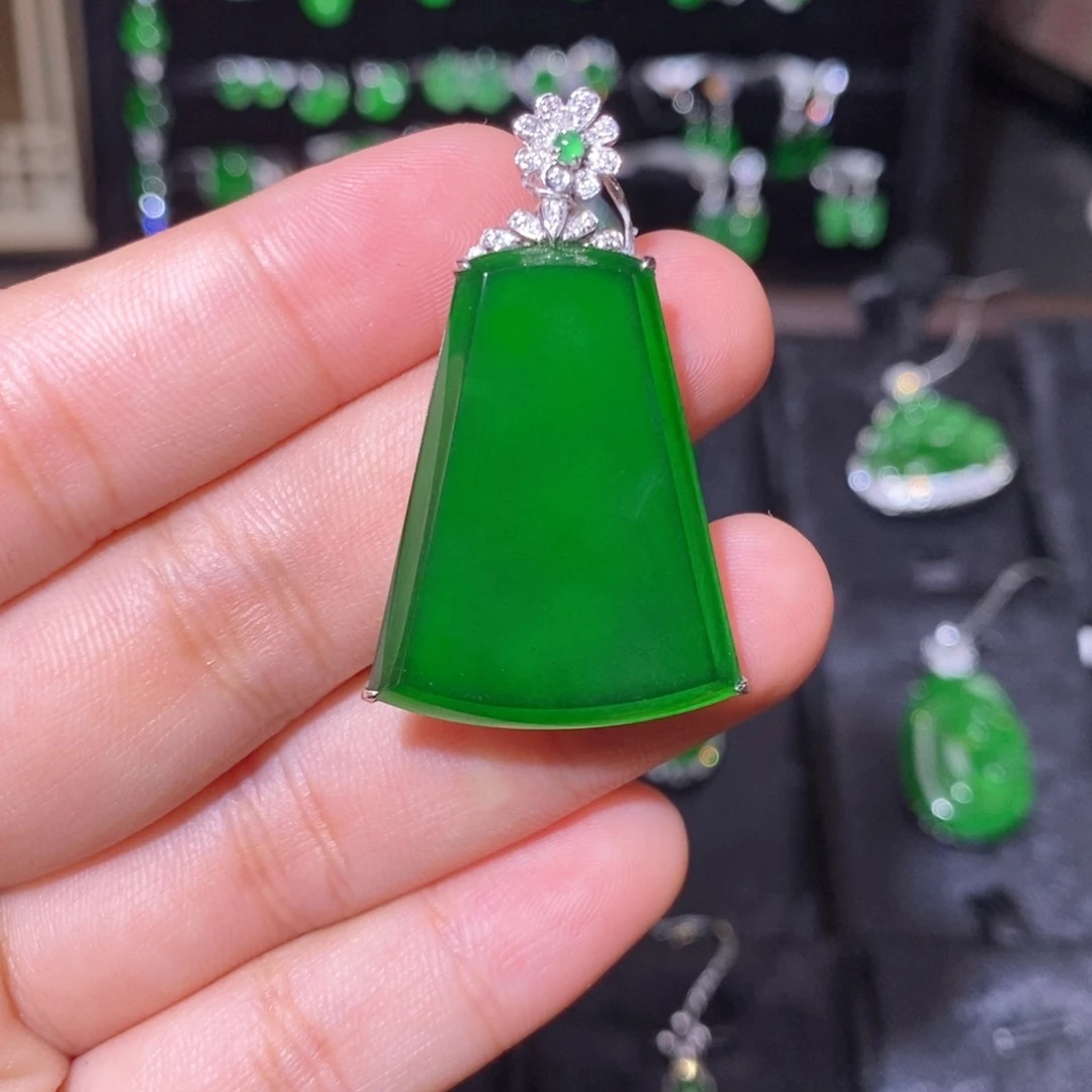 颈饰18K金镶嵌翡翠天然翡翠