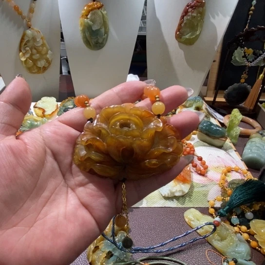 蛇纹石玉未镶嵌颈饰