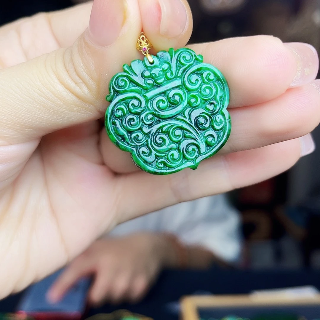 翡翠18K金镶嵌颈饰吊坠