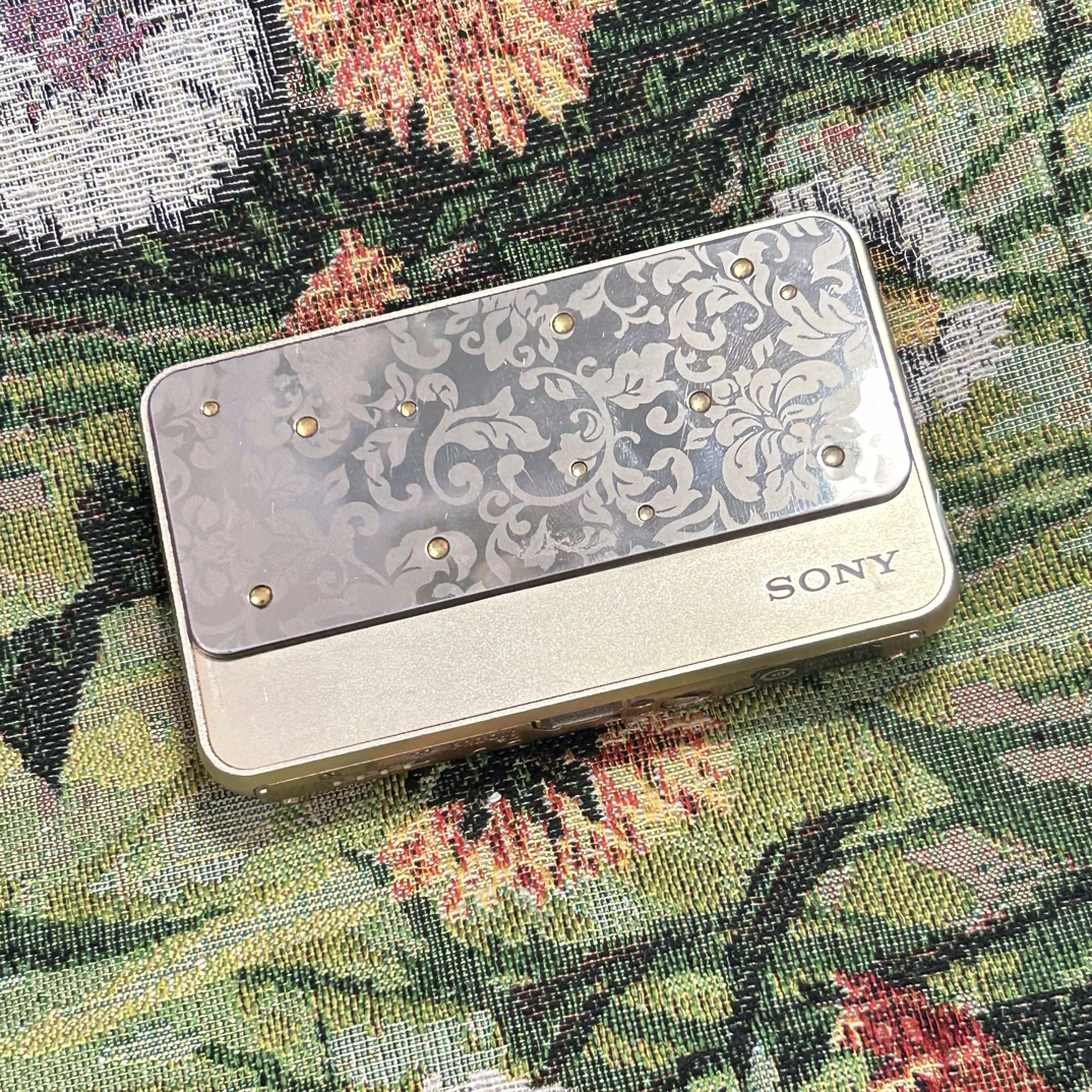 9新 Sony/索尼 t99D 金色 1400w像素 滑盖ccd数码相机