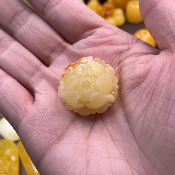 琥珀未镶嵌颈饰如图