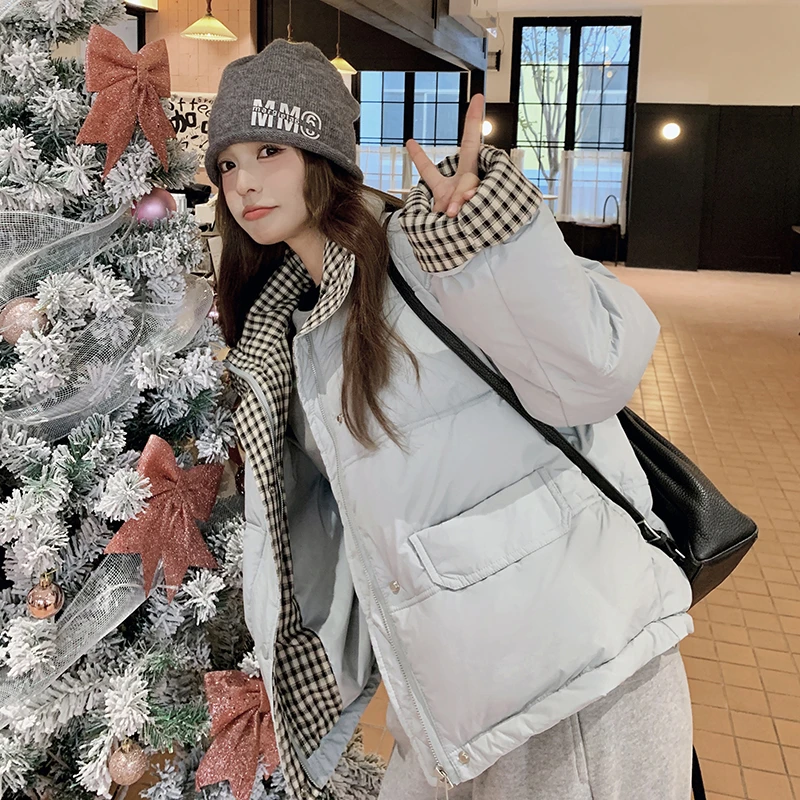 浅蓝色格子拼接短款羽绒服女冬季新款韩系超好看立领白鸭绒厚外套